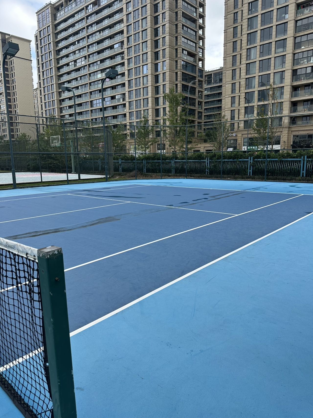 台州市体育中心位于浙江省台州市椒江区学院路888号，可在网球地图查看台州市网球场订场方式。提供室外场、硬地场等场地。场馆设施包括洗手间、饮料售卖、停车方便。参考起价80元/小时起。