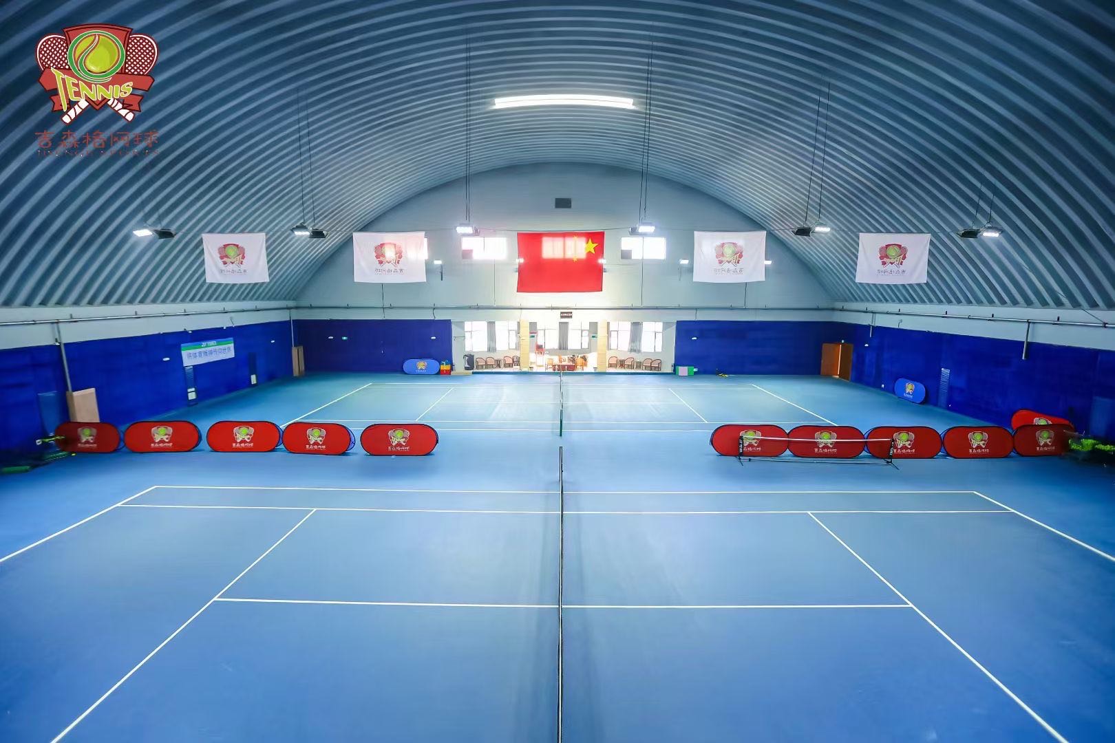 吉森格网球俱乐部(红谷滩校区)位于江西省南昌市新建区雷公坳文化体育产业园东区2号门北110米，可在网球地图查看南昌市网球场订场方式。提供室内场、硬地场等场地。场馆设施包括洗手间、饮料售卖、沐浴间、发球机、可拉线、停车方便、可租拍、可租球。参考起价2…