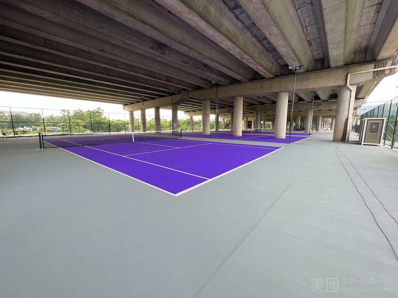启鸿龙洞室内网球场位于广东省广州市天河区龙洞北路378号106，可在网球地图查看广州市网球场订场方式。提供室内场、硬地场等场地。场馆设施包括沐浴间、停车方便、洗手间。参考起价50元/小时起。