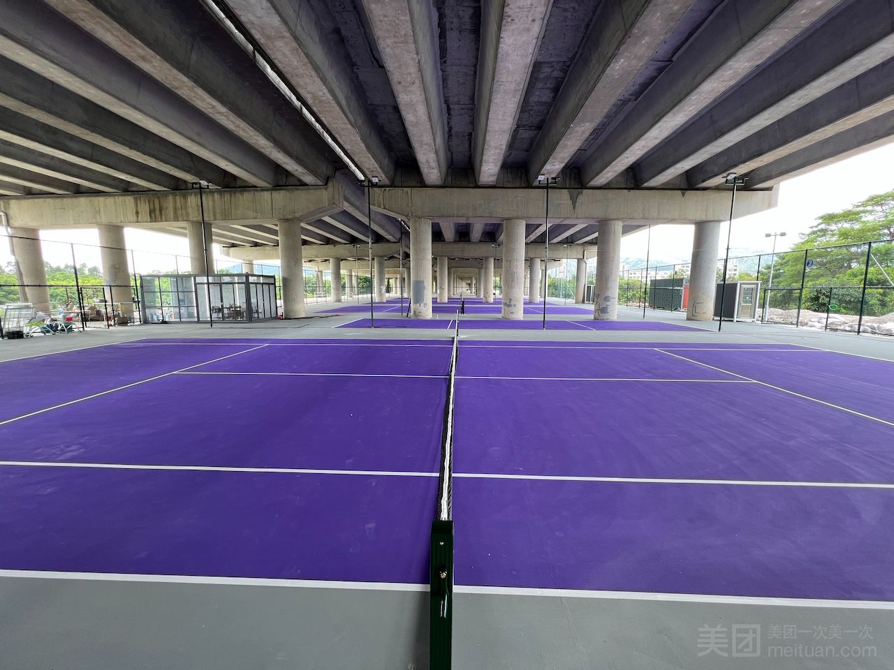 启鸿龙洞室内网球场网球场照片3。启鸿龙洞室内网球场位于广东省广州市天河区龙洞北路378号106，可在网球地图查看广州市网球场订场方式。提供室内场、硬地场等场地。场馆设施包括沐浴间、停车方便、洗手间。参考起价50元/小时起。