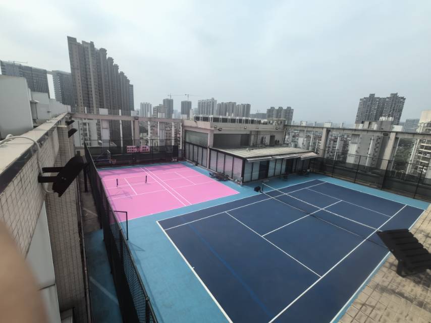 哈尼网球俱乐部位于广东省广州市黄埔区大沙东保利中誉广场副楼六楼，可在网球地图查看广州市网球场订场方式。提供室外场、硬地场等场地。场馆设施包括洗手间、饮料售卖、停车方便、可租拍、沐浴间、可租球。参考起价40元/小时起。