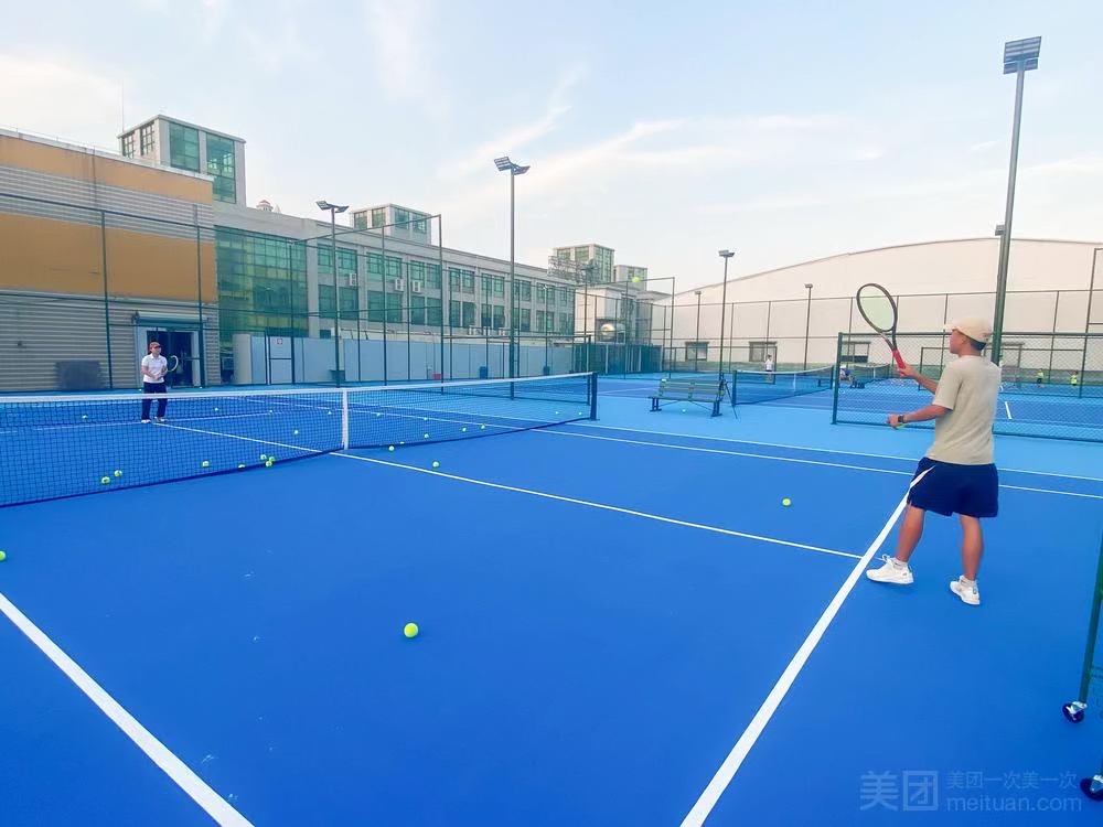 园点网球俱乐部位于广东省广州市番禺区大石港润购物广场停车场观光电梯直上4楼,可在网球地图查看广州市网球场订场方式。提供室外场、硬地场等场地。场馆设施包括洗手间、饮料售卖、沐浴间、停车方便。参考起价60元/小时起。