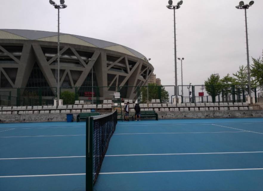 国家网球中心C区位于北京市朝阳区林萃路与S50北五环辅路交叉口东340米,可在网球地图查看北京市网球场订场方式。提供室外场、硬地场等场地。场馆设施包括饮料售卖。参考起价200元/小时起。