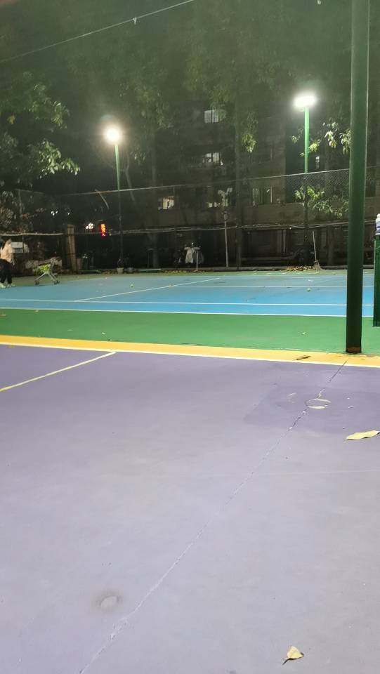 增城体育馆位于广东省广州市增城区教育路2，可在网球地图查看广州市网球场订场方式。提供室外场、硬地场等场地。场馆设施包括洗手间、沐浴间、可租球、停车方便。参考起价50元/小时起。