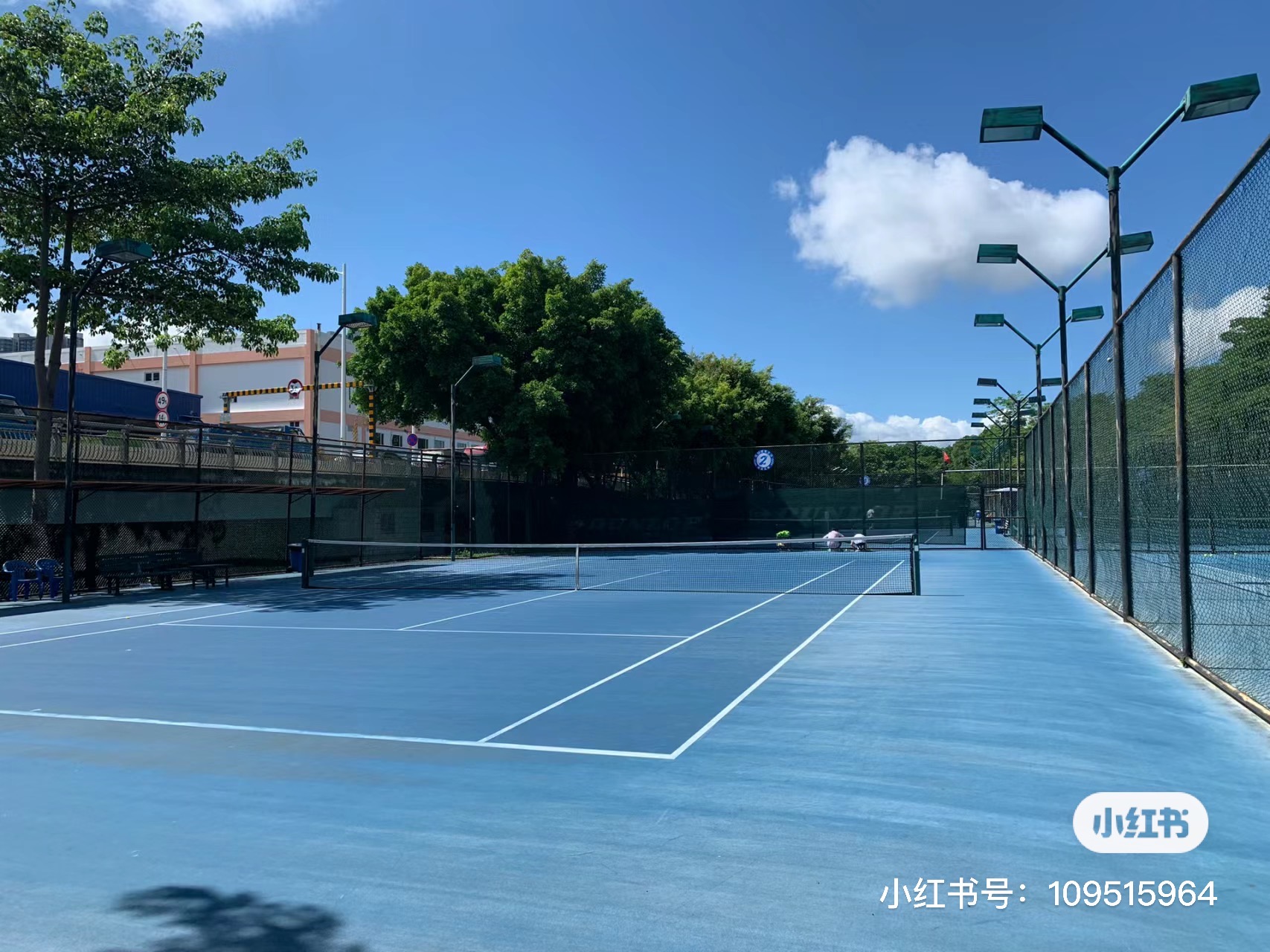 大沙河公园-网球场位于广东省深圳市南山区桃源街道北环大道8228号(近北环沙河西立交),可在网球地图查看深圳市网球场订场方式。提供硬地场、免费场、室外场等场地。