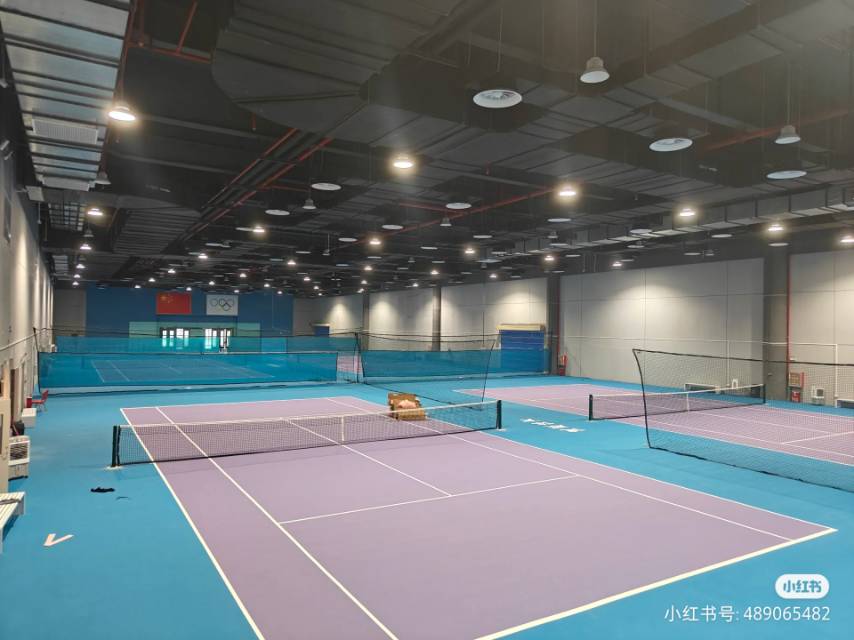 富力·环贸港位于广东省广州市花都区狮岭大道东69号，可在网球地图查看广州市网球场订场方式。提供硬地场、室内场等场地。场馆设施包括洗手间、饮料售卖、沐浴间、停车方便。参考起价100元/小时起。