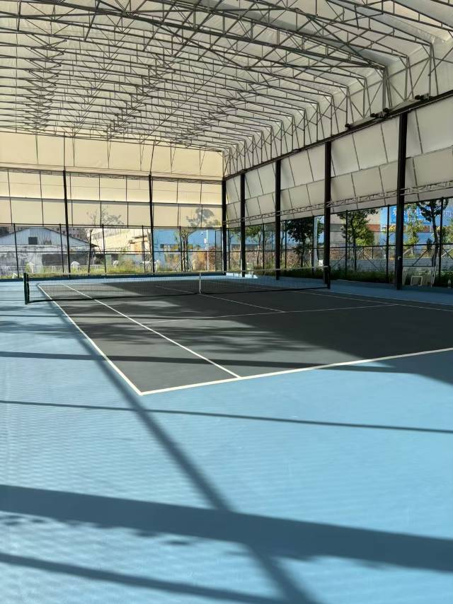 广州市儿童公园双鱼体育中心位于广州市儿童公园双鱼体育中心，可在网球地图查看广州市网球场订场方式。提供室内场、硬地场等场地。场馆设施包括洗手间、沐浴间、饮料售卖、停车方便、可拉线、可租拍、可租球。参考起价100元/小时起。