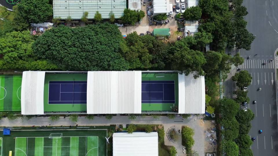 广州市儿童公园双鱼体育中心网球场照片3。广州市儿童公园双鱼体育中心位于广州市儿童公园双鱼体育中心，可在网球地图查看广州市网球场订场方式。提供室内场、硬地场等场地。场馆设施包括洗手间、沐浴间、饮料售卖、停车方便、可拉线、可租拍、可租球。参考起价100…