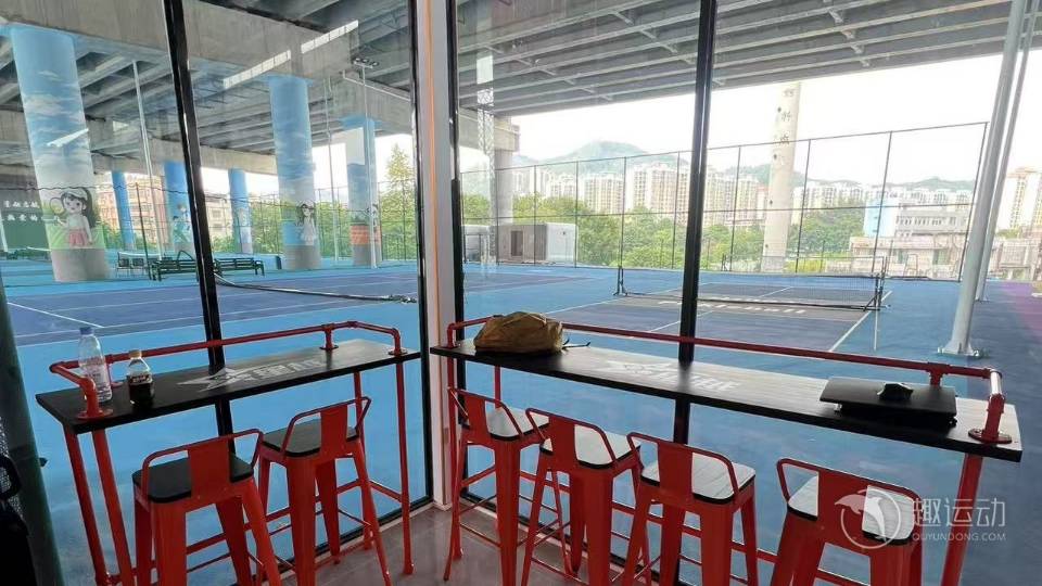 广州市星越网球俱乐部位于广东省广州市黄埔区联和街道广汕二路凯跃体育公园,可在网球地图查看广州市网球场订场方式。提供室内场、硬地场等场地。场馆设施包括洗手间、饮料售卖、沐浴间、停车方便、发球机、可租拍。参考起价69元/小时起。桥底全天候场地,无惧风雨…