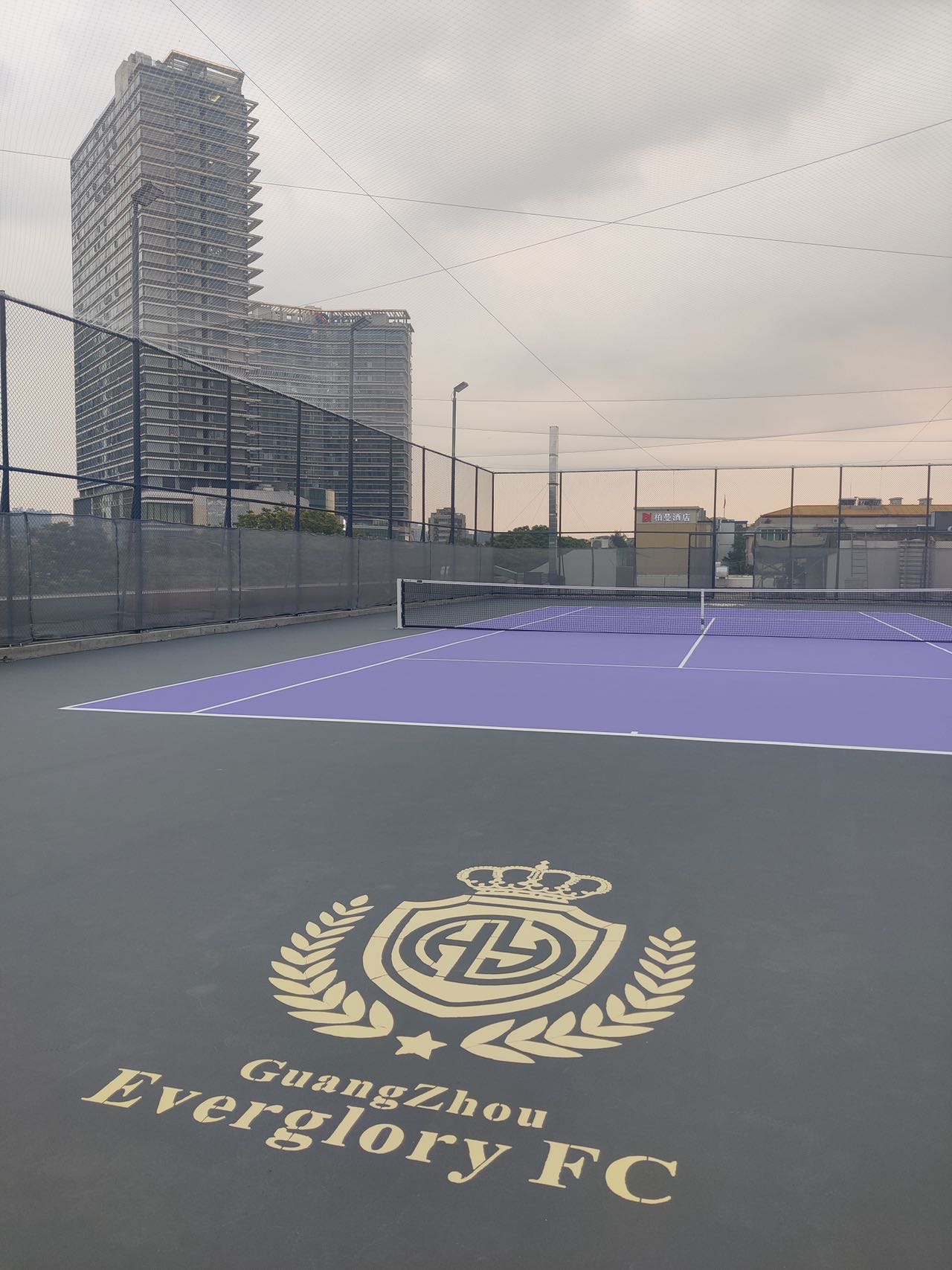 广州恒耀足球网球基地(梅花园校区)位于广东省广州市天河区红旗美食市场，可在网球地图查看广州市网球场订场方式。提供室外场、硬地场等场地。场馆设施包括洗手间、停车方便、可租拍、可租球、饮料售卖。参考起价88元/小时起。
