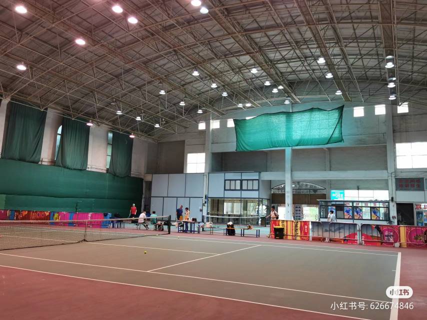 广州泰百缘网球俱乐部位于广东省广州市番禺区华南碧桂园俱乐部体育馆,可在网球地图查看广州市网球场订场方式。提供硬地场、室外场等场地。场馆设施包括洗手间、停车方便、饮料售卖、沐浴间。参考起价100元/小时起。