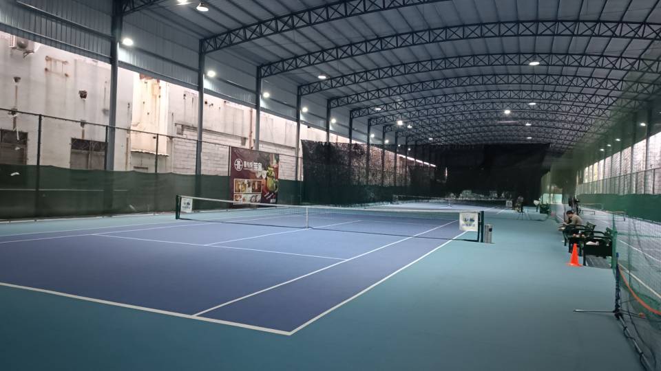 快跃网球俱乐部位于广东省汕头市龙湖区黄厝围海洋EPS厂内主厂房之四,可在网球地图查看汕头市网球场订场方式。提供室内场、硬地场等场地。场馆设施包括洗手间、饮料售卖、沐浴间、发球机、停车方便、可拉线、可租球、可租拍。参考起价120元/小时起。