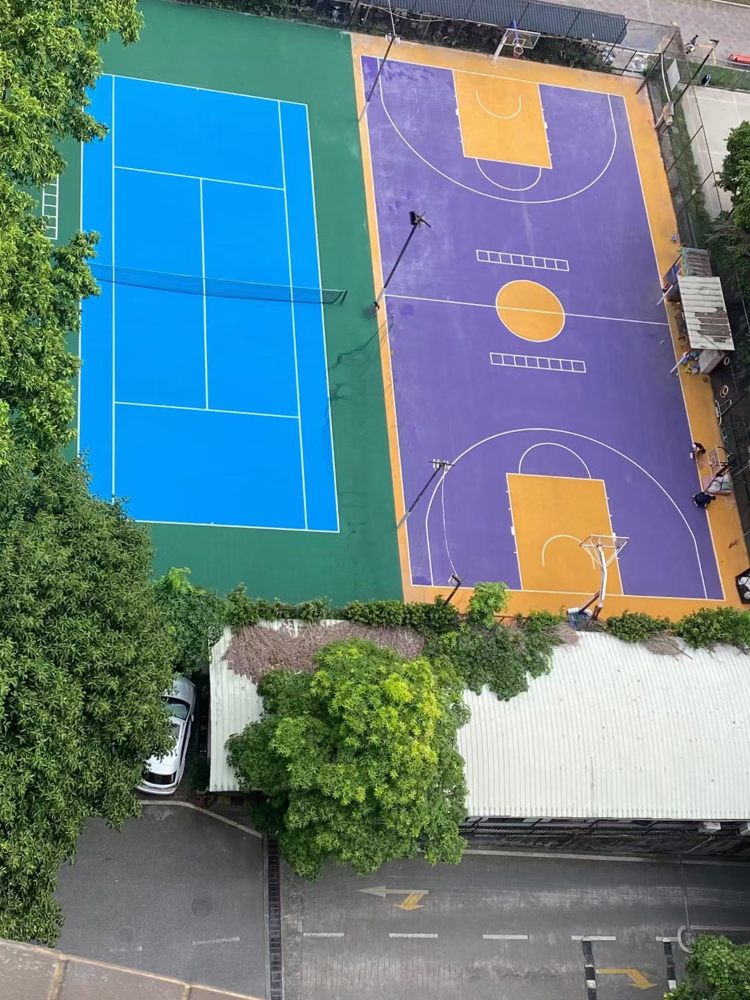 怡港花园位于广东省广州市黄埔区黄埔东路188号大院，可在网球地图查看广州市网球场订场方式。提供室外场、硬地场等场地。场馆设施包括洗手间、停车方便、可租拍、可租球。参考起价50元/小时起。