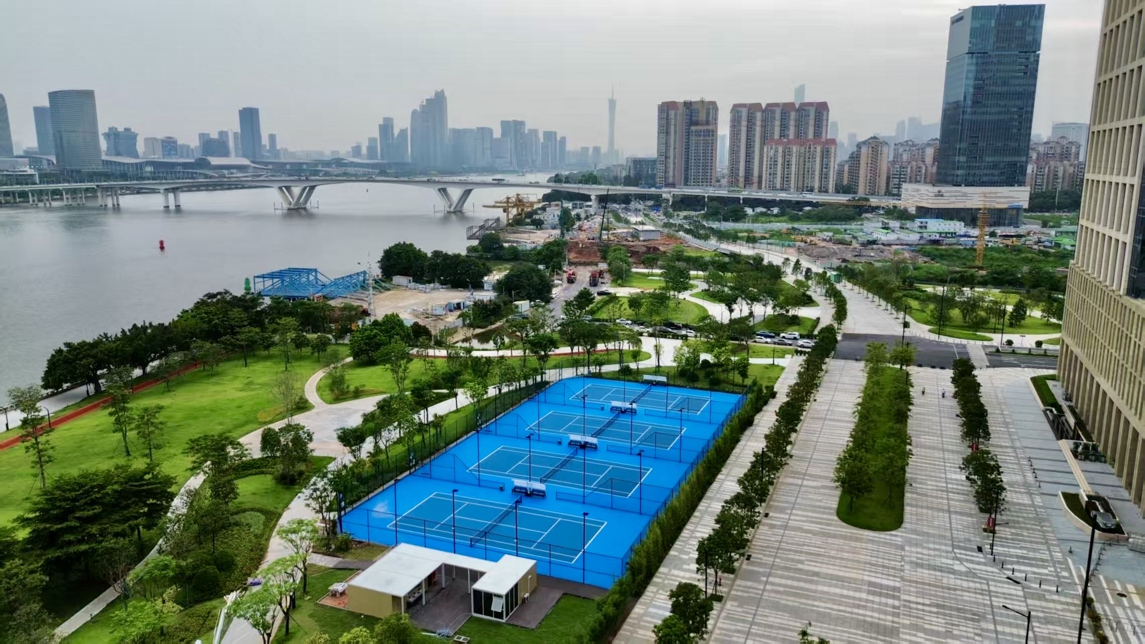 飞速网球位于广东省广州市天河区临江大道，可在网球地图查看广州市网球场订场方式。提供室外场、硬地场等场地。场馆设施包括洗手间、饮料售卖、沐浴间、停车方便。参考起价60元/小时起。提前加客服19875886297
