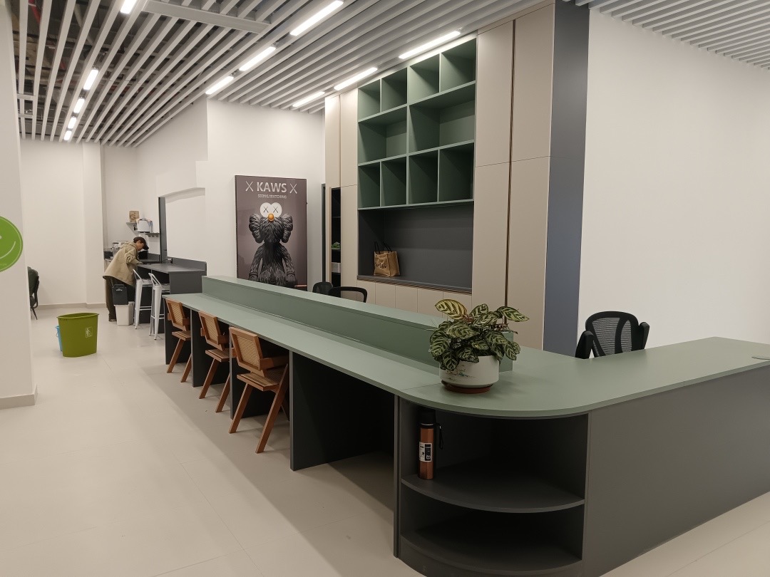 拓普网球(佛山王府井紫薇港店)网球场照片2。拓普网球(佛山王府井紫薇港店)位于广东省佛山市禅城区季华四路70号，可在网球地图查看佛山市网球场订场方式。提供室内场、硬地场等场地。场馆设施包括洗手间、饮料售卖、沐浴间、停车方便、可租拍、发球机、可租球、…