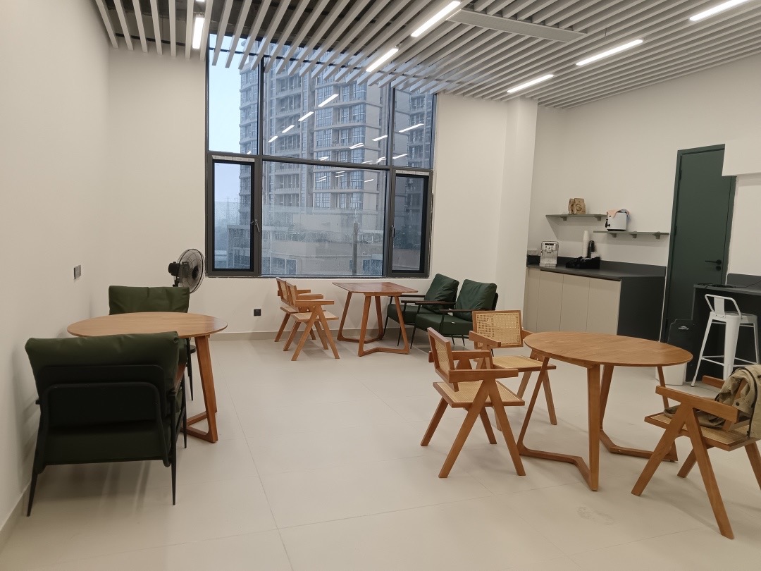 拓普网球(佛山王府井紫薇港店)网球场照片4。拓普网球(佛山王府井紫薇港店)位于广东省佛山市禅城区季华四路70号，可在网球地图查看佛山市网球场订场方式。提供室内场、硬地场等场地。场馆设施包括洗手间、饮料售卖、沐浴间、停车方便、可租拍、发球机、可租球、…