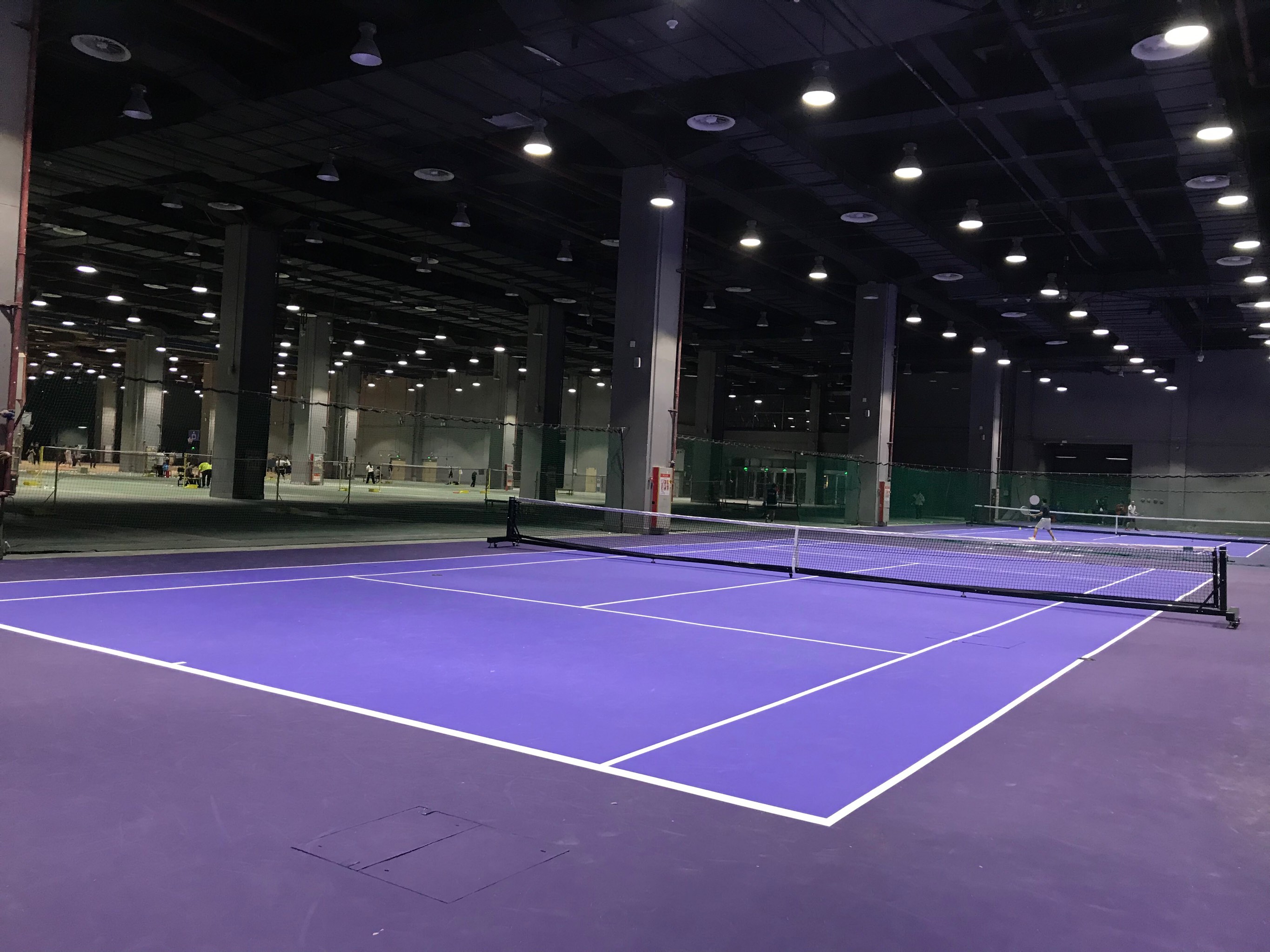 拓普网球(琶洲店)位于广东省广州市海珠区琶洲大道东2-8号，可在网球地图查看广州市网球场订场方式。提供室内场、硬地场等场地。场馆设施包括洗手间、饮料售卖、停车方便、可租拍、可租球、发球机。参考起价68元/小时起。