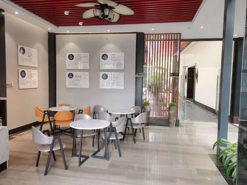 拓普网球(白云堡店)位于广东省广州市白云区白云堡道1号白云堡豪苑体育中心，可在网球地图查看广州市网球场订场方式。提供室内场、硬地场等场地。场馆设施包括洗手间、饮料售卖、发球机、停车方便、沐浴间、可租球、可拉线、可租拍。参考起价70元/小时起。