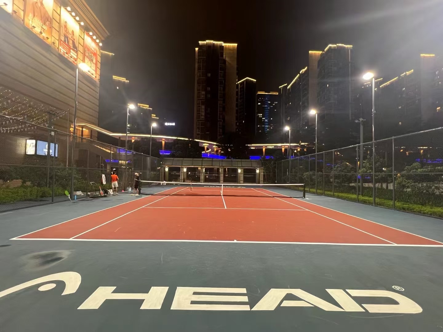 拓辰Head丽致汇网球场网球场照片2。拓辰Head丽致汇网球场位于广东省佛山市南海区桂城街道海八东路38号丽致汇广场之首层东门侧(Ai公园旁)，可在网球地图查看佛山市网球场订场方式。提供室外场、硬地场等场地。场馆设施包括洗手间、发球机、可租球、停车…