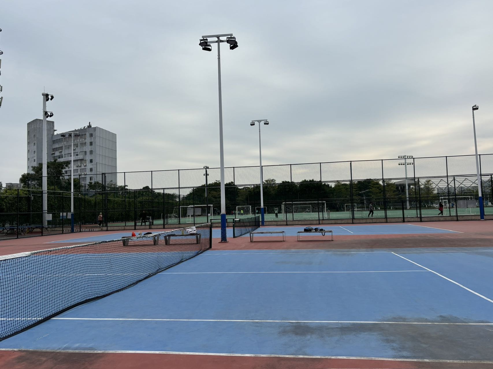 斗门体育公园位于广东省珠海市斗门区西堤路与江湾四路交叉口西北角，可在网球地图查看珠海市网球场订场方式。提供免费场、室外场、硬地场等场地。场馆设施包括洗手间、饮料售卖、停车方便。