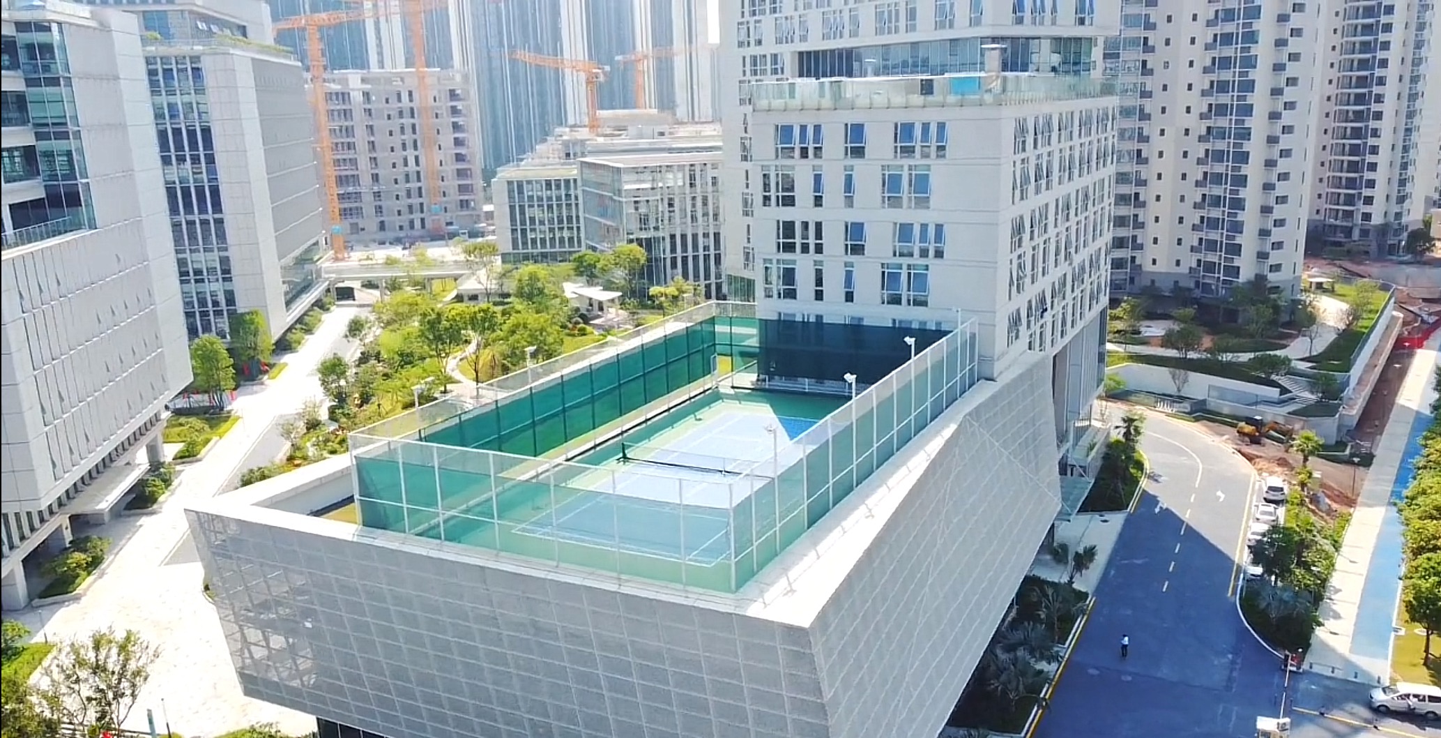 新慧网球俱乐部（中新智慧园C1栋5楼网球场）网球场照片5。新慧网球俱乐部（中新智慧园C1栋5楼网球场）位于广东省广州市黄埔区九龙大道108号，可在网球地图查看广州市网球场订场方式。提供室外场、硬地场等场地。场馆设施包括停车方便、饮料售卖、洗手间、可…