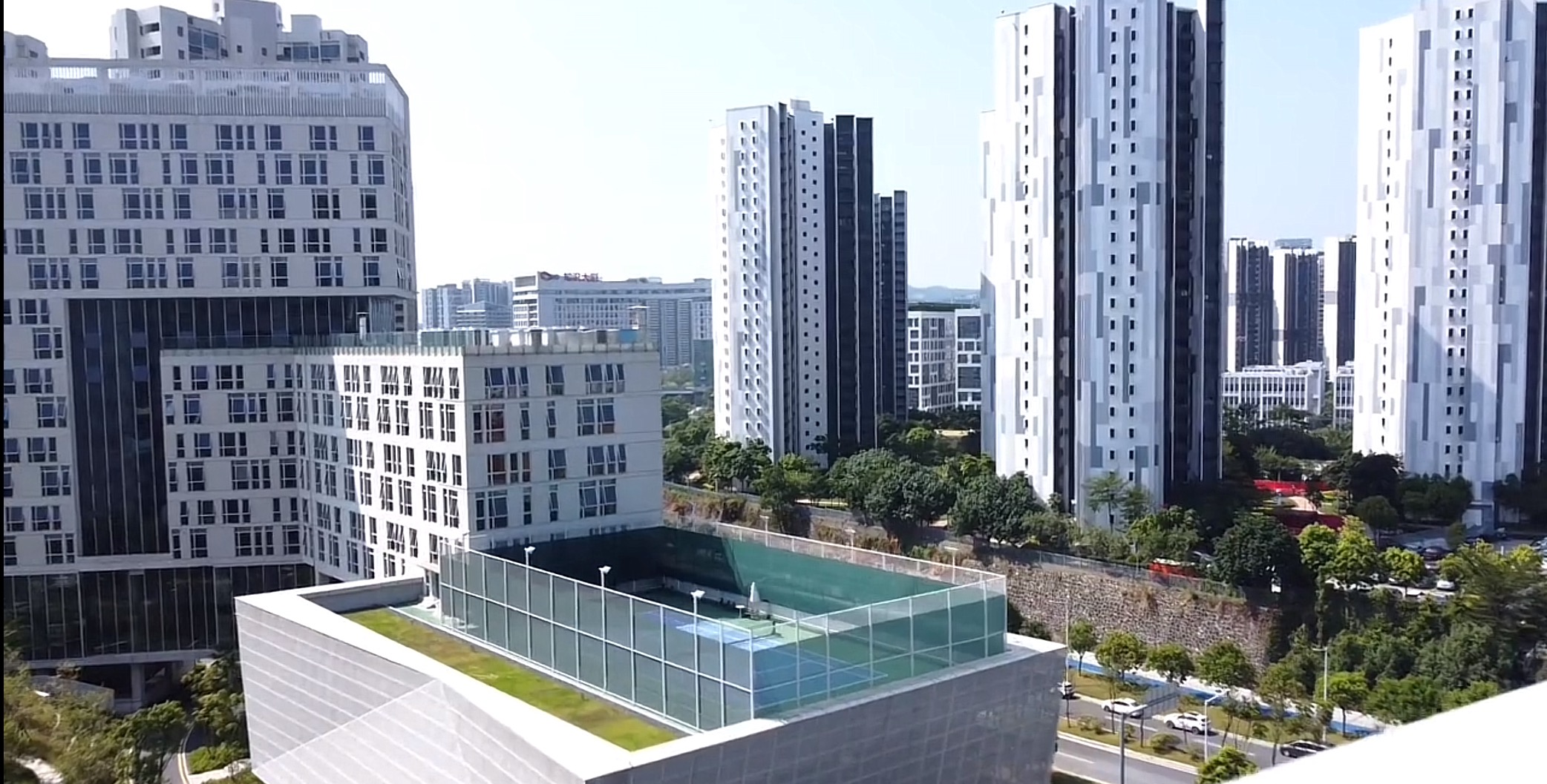 新慧网球俱乐部（中新智慧园C1栋5楼网球场）网球场照片4。新慧网球俱乐部（中新智慧园C1栋5楼网球场）位于广东省广州市黄埔区九龙大道108号，可在网球地图查看广州市网球场订场方式。提供室外场、硬地场等场地。场馆设施包括停车方便、饮料售卖、洗手间、可…