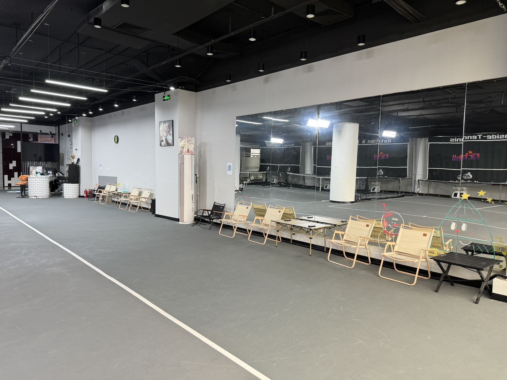 旋内网球学训馆位于广东省深圳市南山区人深圳市南山区西丽街道曙光社区沙河西路3011号1栋4L,可在网球地图查看深圳市网球场订场方式。提供学练馆等场地。场馆设施包括洗手间、停车方便、沐浴间、发球机、可租拍、饮料售卖。参考起价100元/小时起。