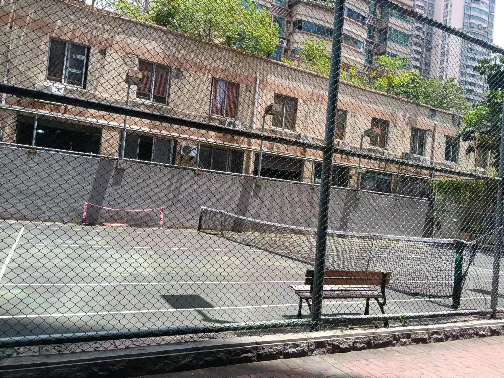易丰大厦网球场网球场照片2。易丰大厦网球场位于广东省广州市天河区翠湖街易丰大厦，可在网球地图查看广州市网球场订场方式。提供室外场、硬地场等场地。场馆设施包括洗手间。参考起价40元/小时起。