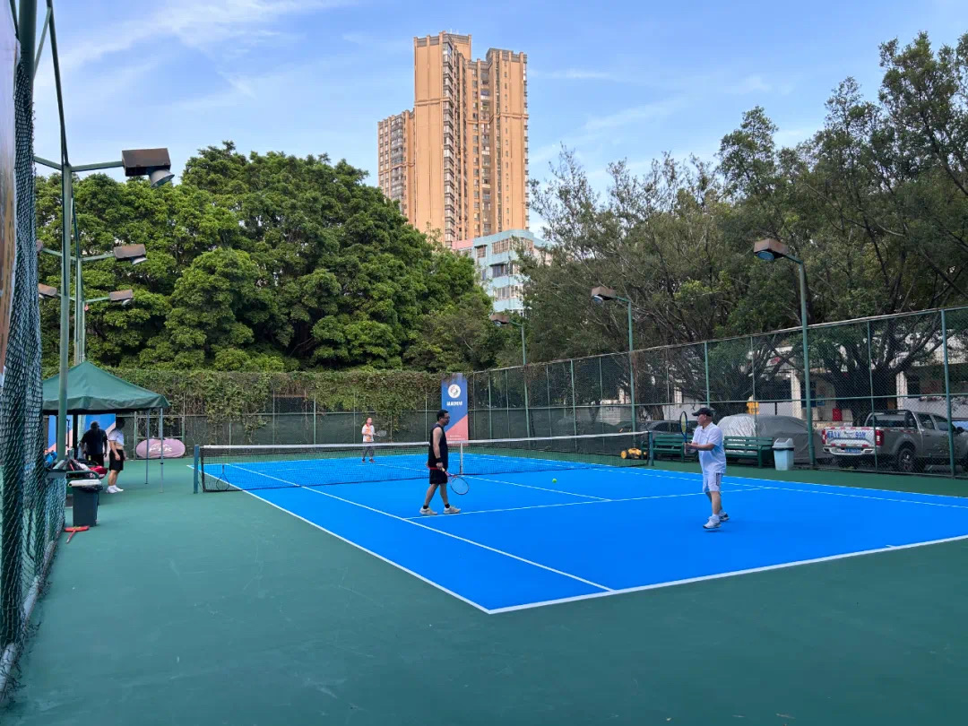 晟旋网球培训(泰景花园店)位于广东省广州市黄埔区大沙北路5号泰景花园内，可在网球地图查看广州市网球场订场方式。提供硬地场、室外场等场地。场馆设施包括洗手间、可租球。参考起价60元/小时起。