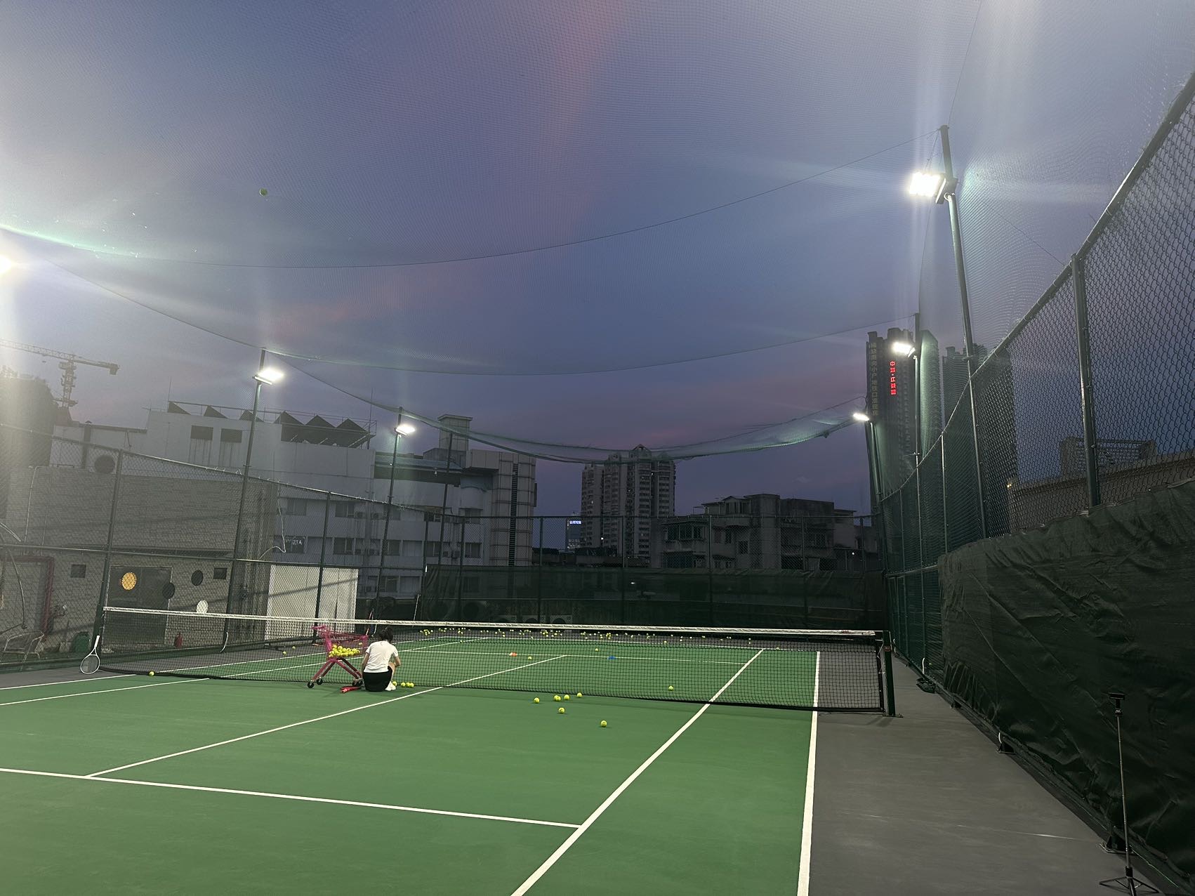 晨星网球位于广东省广州市海珠区江燕路37号(近海富花园)，可在网球地图查看广州市网球场订场方式。提供硬地场、室外场等场地。场馆设施包括洗手间、停车方便、可租球、可租拍、沐浴间、饮料售卖、发球机。参考起价30元/小时起。