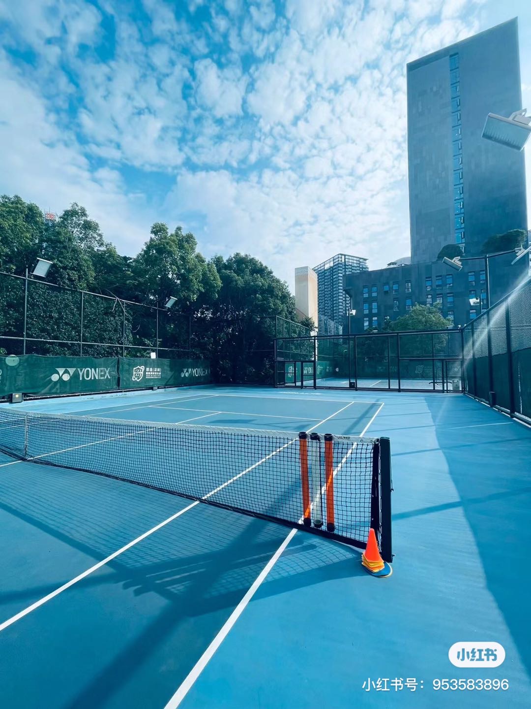 景田网球中心位于广东省深圳市福田区景田北街23号，可在网球地图查看深圳市网球场订场方式。提供硬地场、免费场、室外场等场地。场馆设施包括洗手间、饮料售卖、沐浴间、发球机、停车方便。