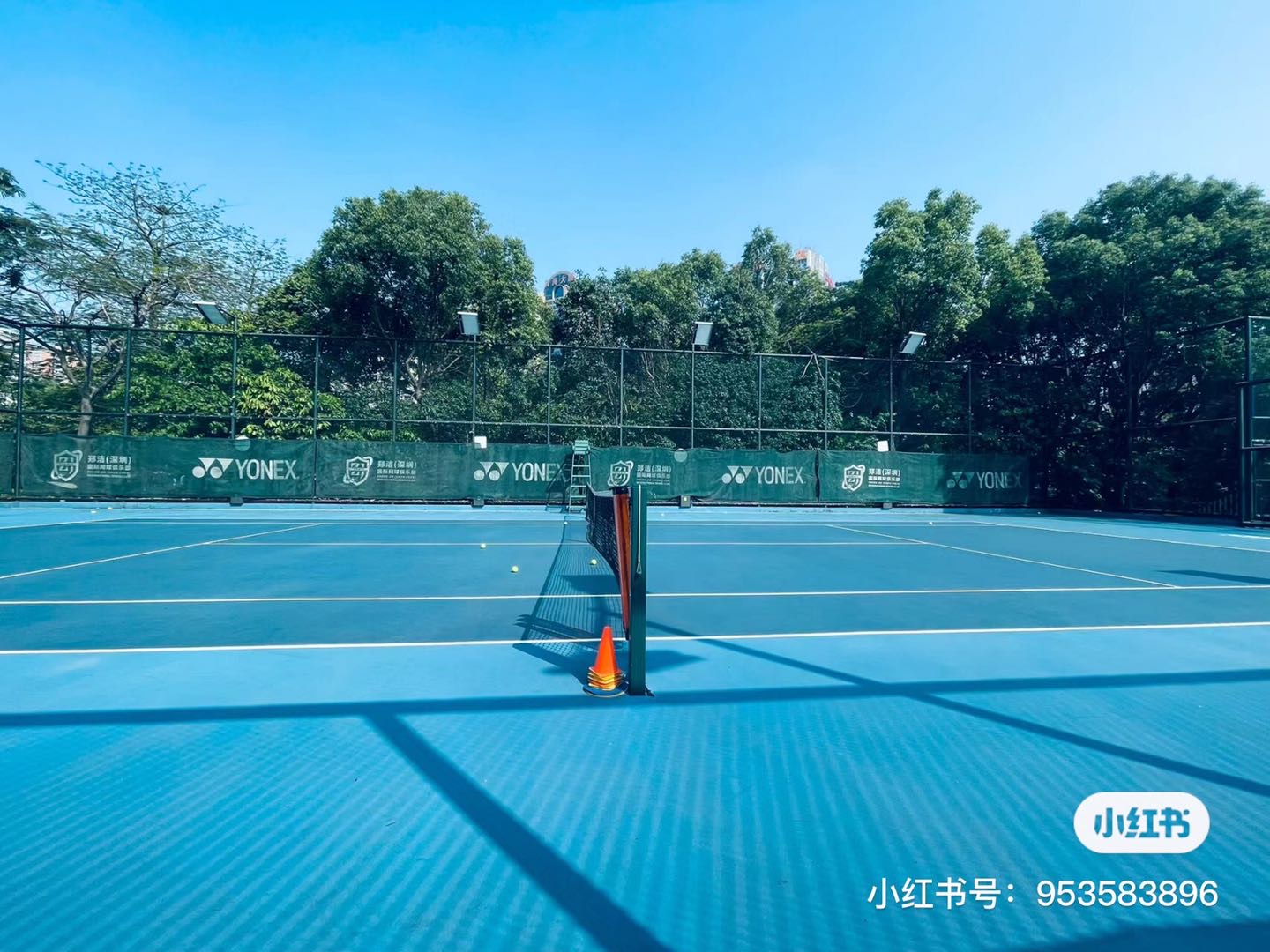 景田网球中心网球场照片2。景田网球中心位于广东省深圳市福田区景田北街23号，可在网球地图查看深圳市网球场订场方式。提供硬地场、免费场、室外场等场地。场馆设施包括洗手间、饮料售卖、沐浴间、发球机、停车方便。