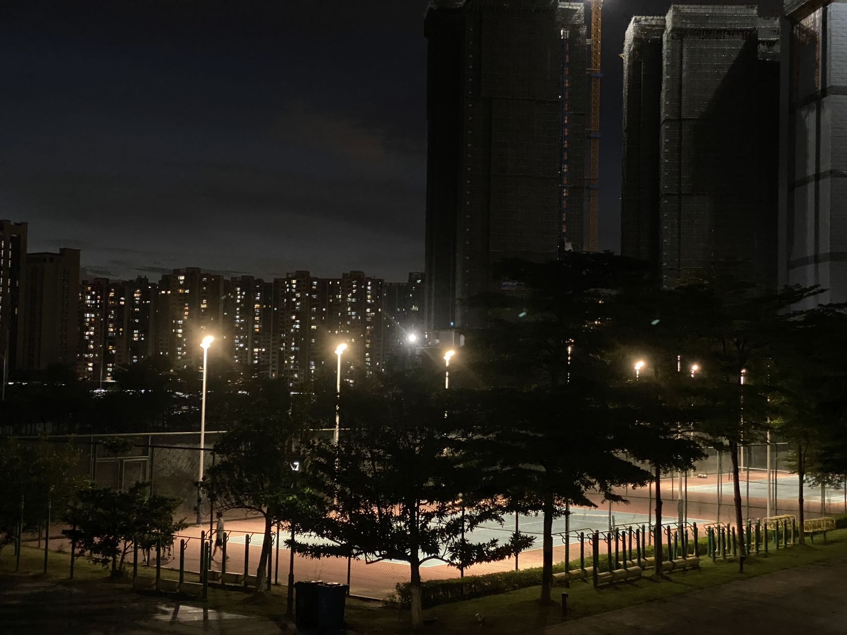 暨南大学番禺校区东边网球场位于广州市，可在网球地图查看广州市网球场订场方式。提供室外场、硬地场、免费场等场地。场馆设施包括洗手间、饮料售卖、沐浴间。