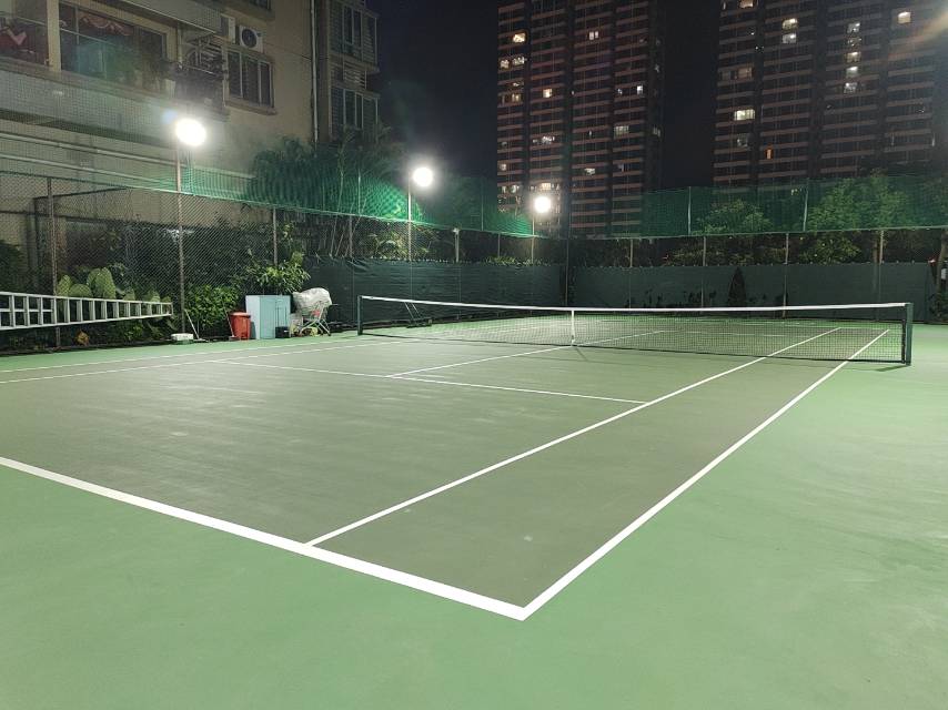月击网球俱乐部(中联店)网球场照片2。月击网球俱乐部(中联店)位于广东省东莞市钰瀚文化城(官涌北路北)，可在网球地图查看东莞市网球场订场方式。提供硬地场、室外场等场地。场馆设施包括洗手间、饮料售卖、停车方便、可租球、可拉线、可租拍。参考起价60元/…