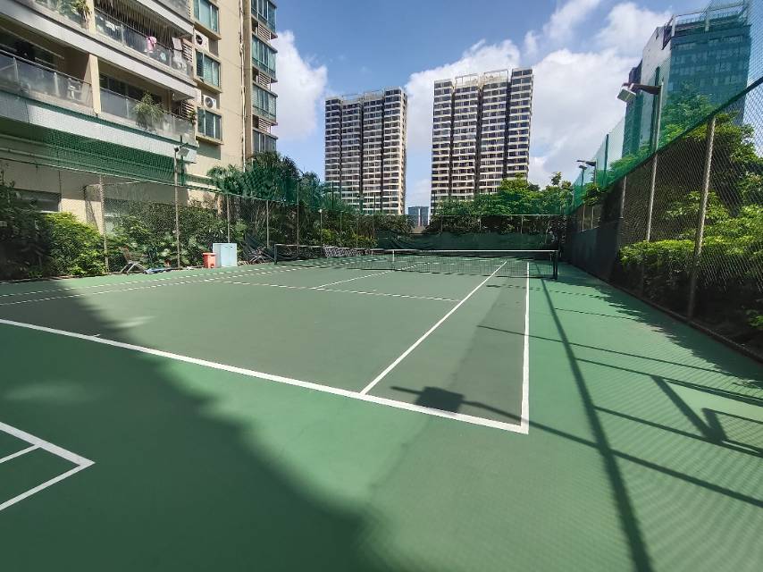 月击网球俱乐部(中联店)位于广东省东莞市钰瀚文化城(官涌北路北)，可在网球地图查看东莞市网球场订场方式。提供硬地场、室外场等场地。场馆设施包括洗手间、饮料售卖、停车方便、可租球、可拉线、可租拍。参考起价60元/小时起。空中花园单片网球场