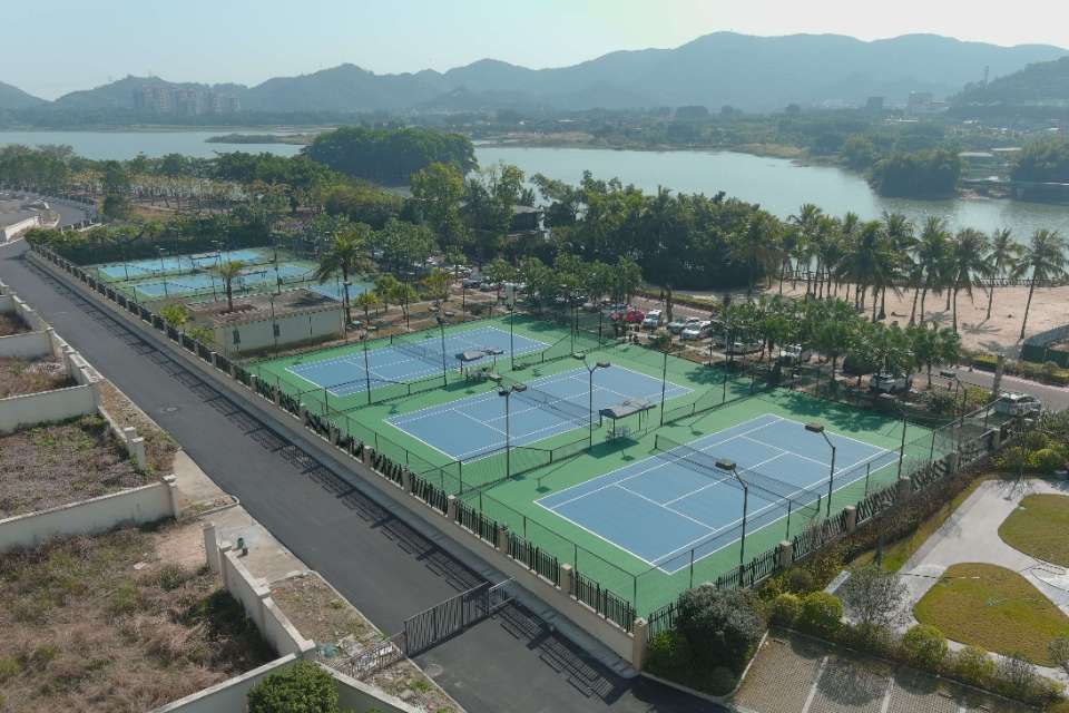 月击网球俱乐部(丰泰校区)网球场照片2。月击网球俱乐部(丰泰校区)位于广东省东莞市丰泰观山碧水会所附近，可在网球地图查看东莞市网球场订场方式。提供室外场、硬地场等场地。场馆设施包括洗手间、饮料售卖、沐浴间、发球机、停车方便、可租球、可租拍、可拉线。…
