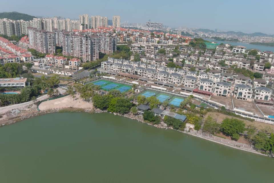 月击网球俱乐部(丰泰校区)网球场照片4。月击网球俱乐部(丰泰校区)位于广东省东莞市丰泰观山碧水会所附近，可在网球地图查看东莞市网球场订场方式。提供室外场、硬地场等场地。场馆设施包括洗手间、饮料售卖、沐浴间、发球机、停车方便、可租球、可租拍、可拉线。…