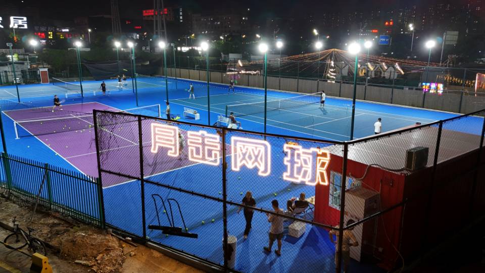 月击网球俱乐部(城市之光校区)位于广东省东莞市虎门镇富民服装双子城西门3号对面，可在网球地图查看东莞市网球场订场方式。提供室外场、硬地场等场地。场馆设施包括洗手间、饮料售卖、沐浴间、发球机、停车方便、可租球、可拉线、可租拍。参考起价100元/小时起…