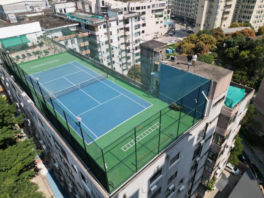 月击网球俱乐部(电商园店)位于广东省东莞市虎门寨锦绣路与太宝路交叉口南300米，可在网球地图查看东莞市网球场订场方式。提供室外场、硬地场等场地。场馆设施包括洗手间、沐浴间、停车方便、可租球、可拉线、可租拍。参考起价60元/小时起。空中天台单片网球场