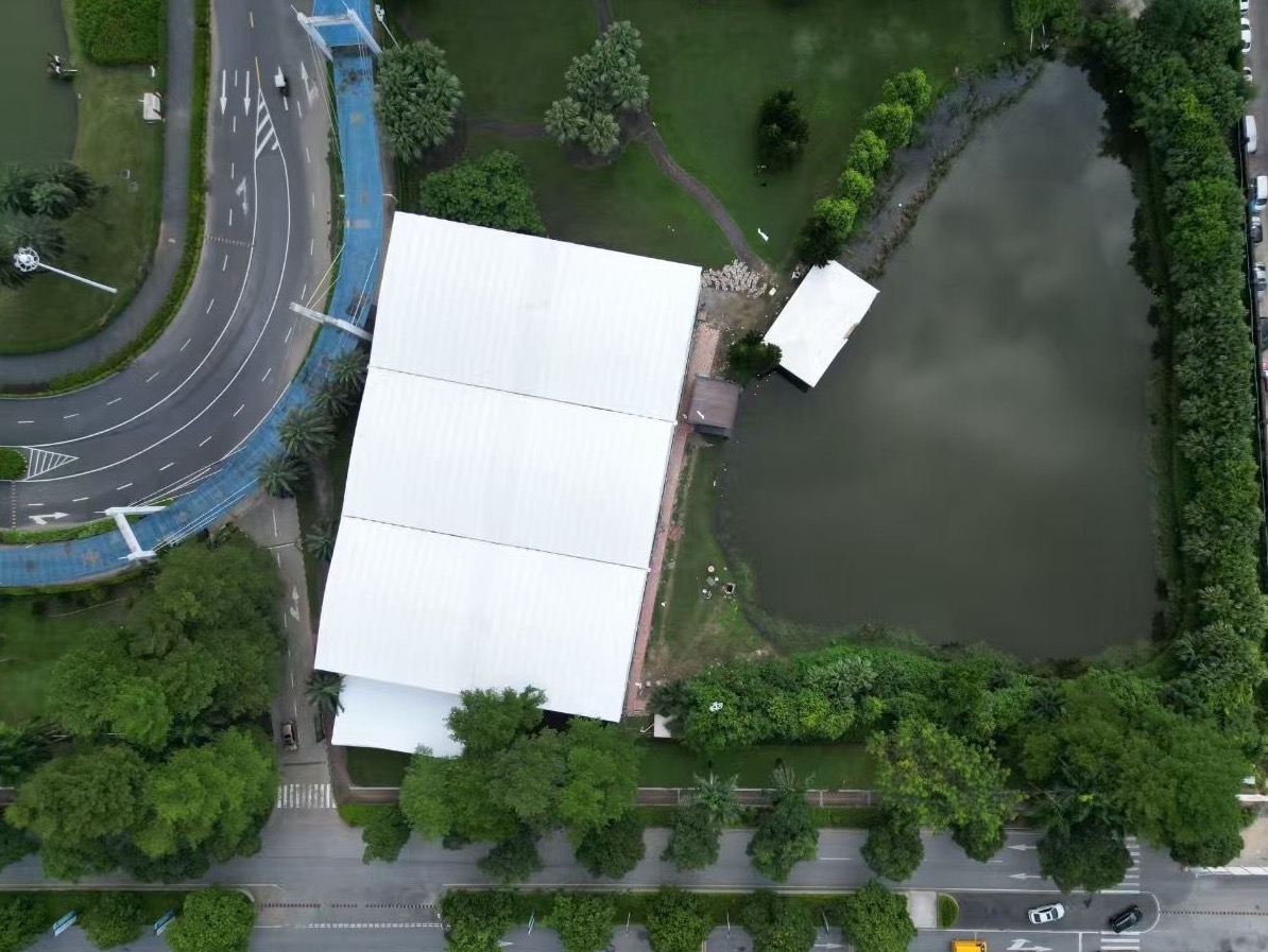 柒点零网球俱乐部网球场照片4。柒点零网球俱乐部位于广东省中山市民森纺织制衣集团西门，可在网球地图查看中山市网球场订场方式。提供室内场、硬地场等场地。场馆设施包括洗手间、饮料售卖、沐浴间、停车方便、发球机、可租球。参考起价90元/小时起。