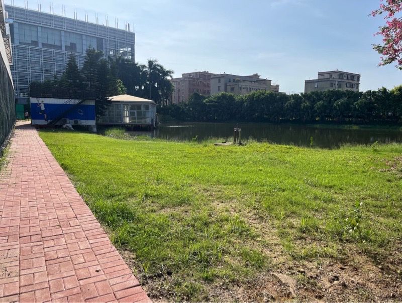 柒点零网球俱乐部网球场照片2。柒点零网球俱乐部位于广东省中山市民森纺织制衣集团西门，可在网球地图查看中山市网球场订场方式。提供室内场、硬地场等场地。场馆设施包括洗手间、饮料售卖、沐浴间、停车方便、发球机、可租球。参考起价90元/小时起。