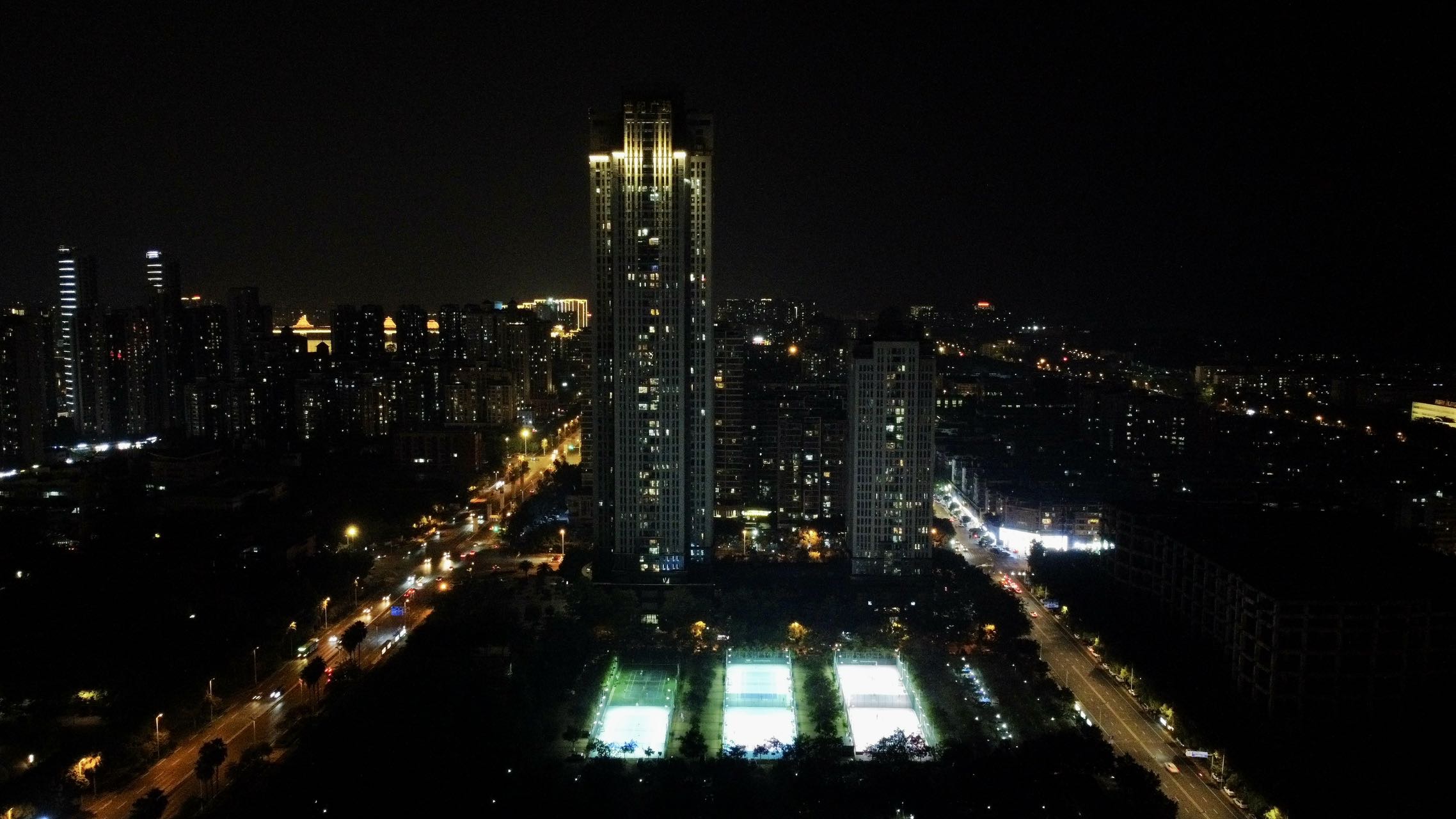 柳州体育中心广场-露天网球场1-6号网球场照片4。柳州体育中心广场-露天网球场1-6号位于广西壮族自治区柳州市城中区桂中大道6号，可在网球地图查看柳州市网球场订场方式。提供室外场、硬地场、免费场等场地。场馆设施包括停车方便、洗手间、饮料售卖。参考起…