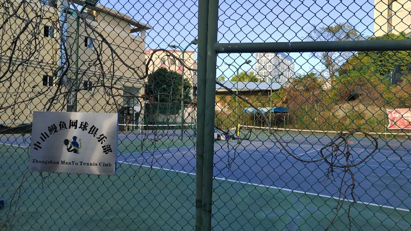 桂花园(阴巷)位于广东省中山市鳌长公路与后朗街交叉口东南120米，可在网球地图查看中山市网球场订场方式。提供室外场、硬地场等场地。场馆设施包括洗手间、发球机、可租球。参考起价30元/小时起。