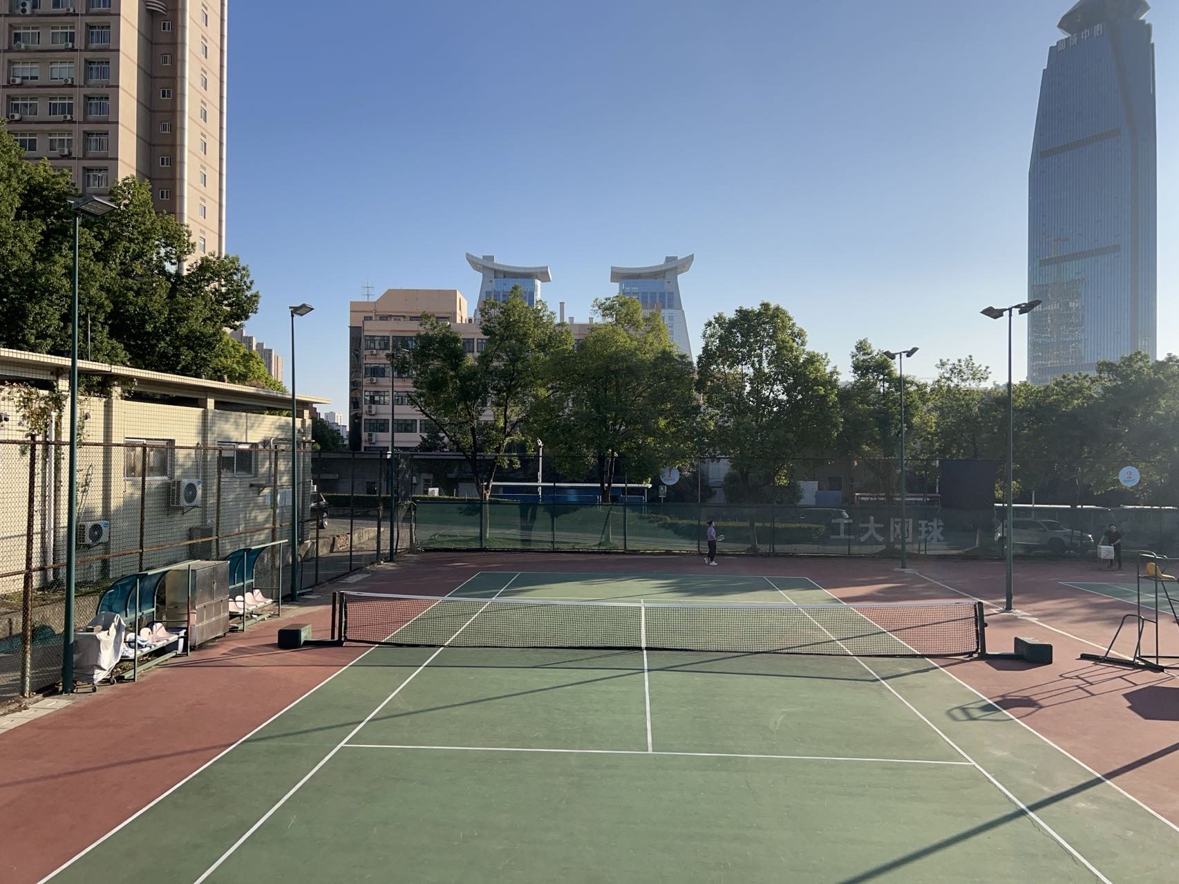 武汉理工大学鉴湖校区网球场位于Hubei ProvinceWuhan CityHongshan DistrictLigongdadixiatong Ave,可在网球地图查看武汉市网球场订场方式。提供室外场、硬地场等场地。参考起价80元/小时起。