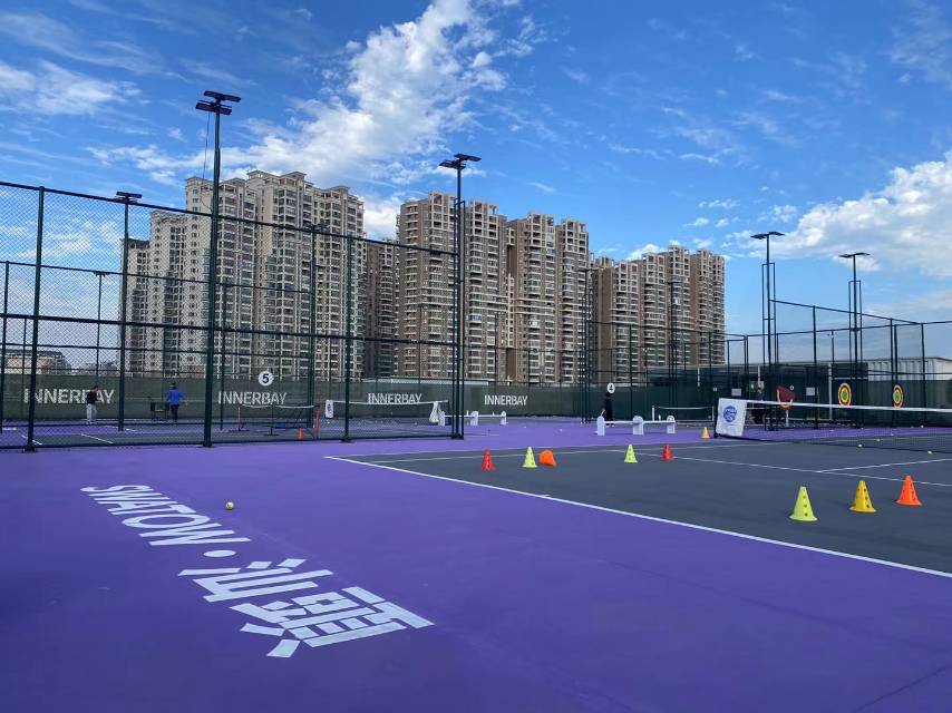汕头银湾网球俱乐部位于广东省汕头市龙湖区国瑞建材1号馆4楼天台,可在网球地图查看汕头市网球场订场方式。提供室外场、硬地场等场地。场馆设施包括洗手间、饮料售卖、沐浴间、发球机、停车方便、可租球、可租拍。参考起价60元/小时起。