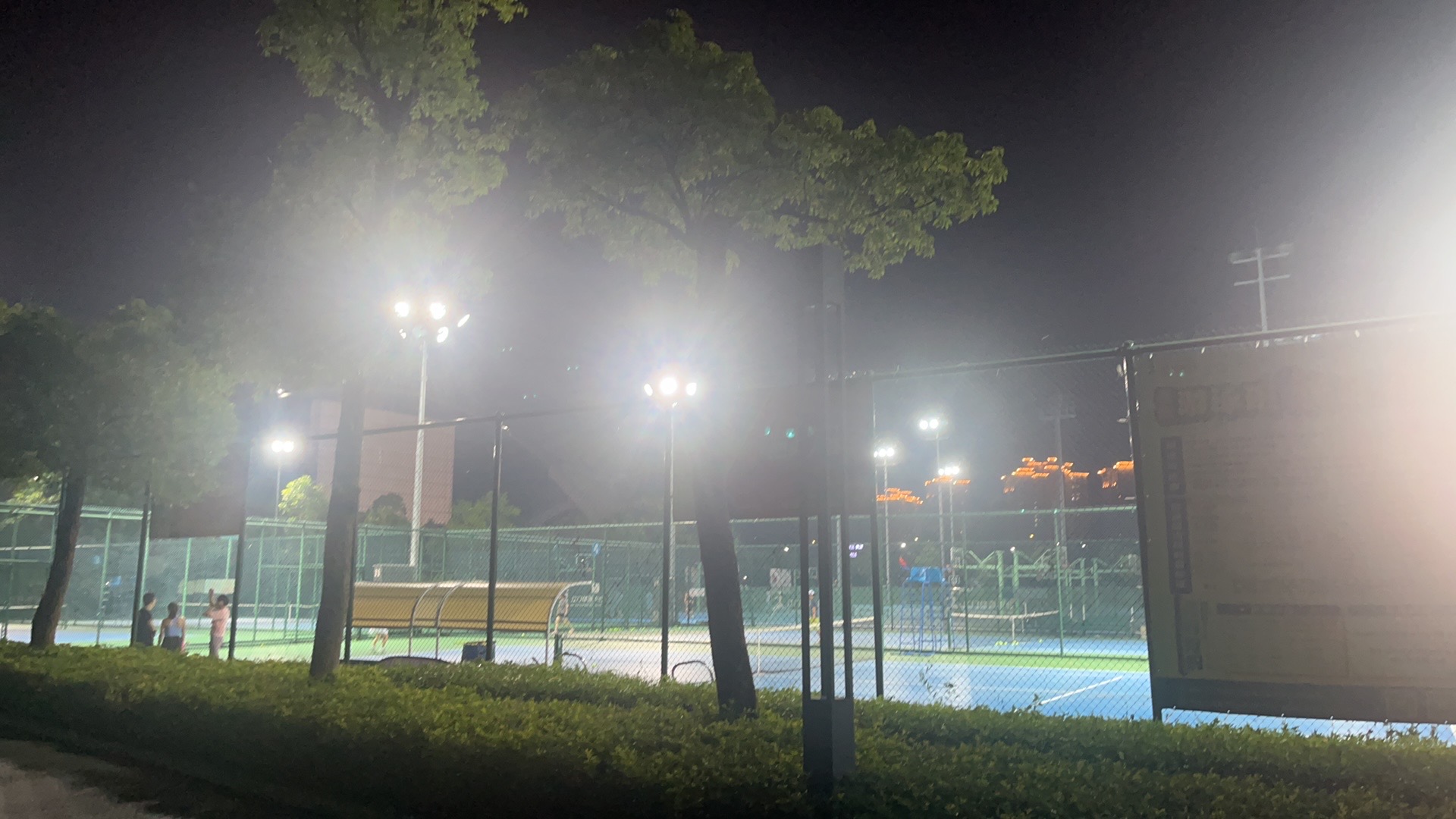江门体育中心体育场位于广东省江门市蓬江区天沙河路江门体育中心，可在网球地图查看江门市网球场订场方式。提供室外场、硬地场等场地。场馆设施包括洗手间、饮料售卖。参考起价50元/小时起。