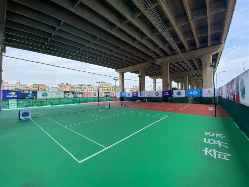 沙溪大满贯网球场位于广东省广州市番禺区桥东路e栋对面(沙溪地铁站C口步行180米)，可在网球地图查看广州市网球场订场方式。提供室内场、硬地场等场地。场馆设施包括洗手间、饮料售卖、沐浴间、发球机。参考起价70元/小时起。