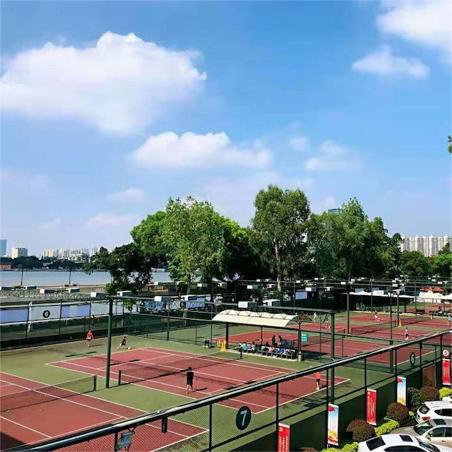 沙面网球俱乐部网球场照片2。沙面网球俱乐部位于广东省广州市荔湾区沙面南街5号(网球场内)，可在网球地图查看广州市网球场订场方式。提供室外场、硬地场、免费场等场地。场馆设施包括洗手间、饮料售卖、停车方便、沐浴间。参考起价35元/小时起。