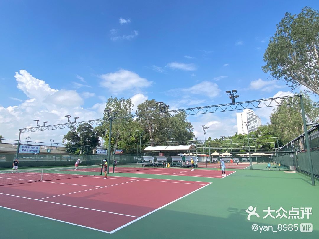 沙面网球俱乐部位于广东省广州市荔湾区沙面南街5号(网球场内),可在网球地图查看广州市网球场订场方式。提供室外场、硬地场、免费场等场地。场馆设施包括洗手间、饮料售卖、停车方便、沐浴间。参考起价35元/小时起。