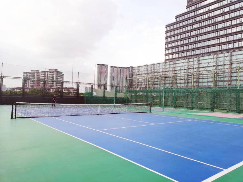 沛和体育滘口地铁站网球场位于广东省广州市荔湾区芳村大道西533号,可在网球地图查看广州市网球场订场方式。提供室外场、硬地场等场地。参考起价80元/小时起。
